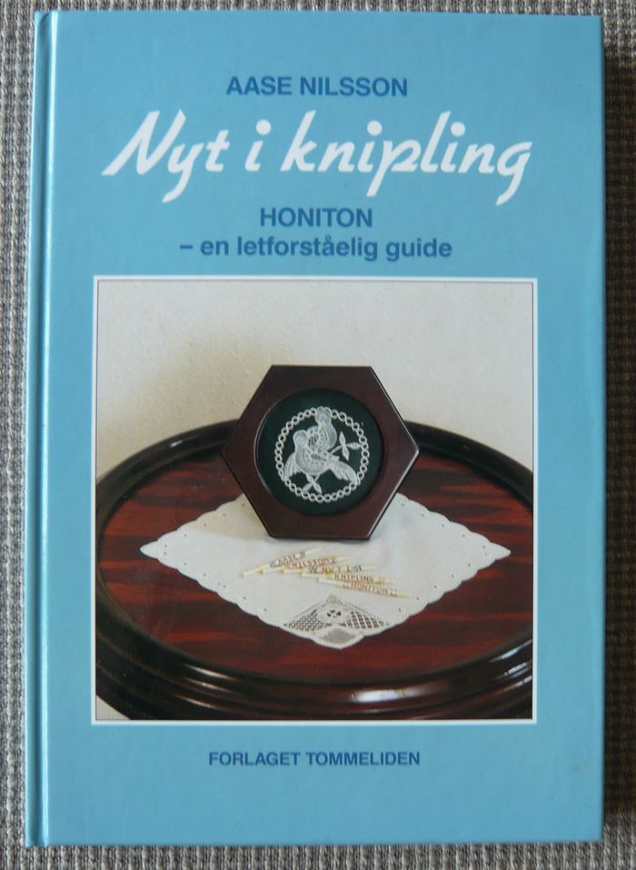Nyt i knipling - Honiton - en letforståelig guide v. Aase Nilsson, Forlaget tommeliden, 1994, indb. fint eksempl. Kr. 75,-