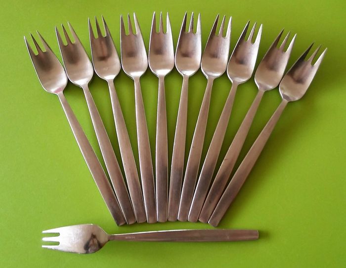Øyo Gilde stålbestik designet af Roy Blohm, Norge
11 gafler 
Pr. stk kr. 25,-
Skuffen er tom.